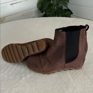 Sorel Women’s Dark Brown Chelsea Boots. Size 10